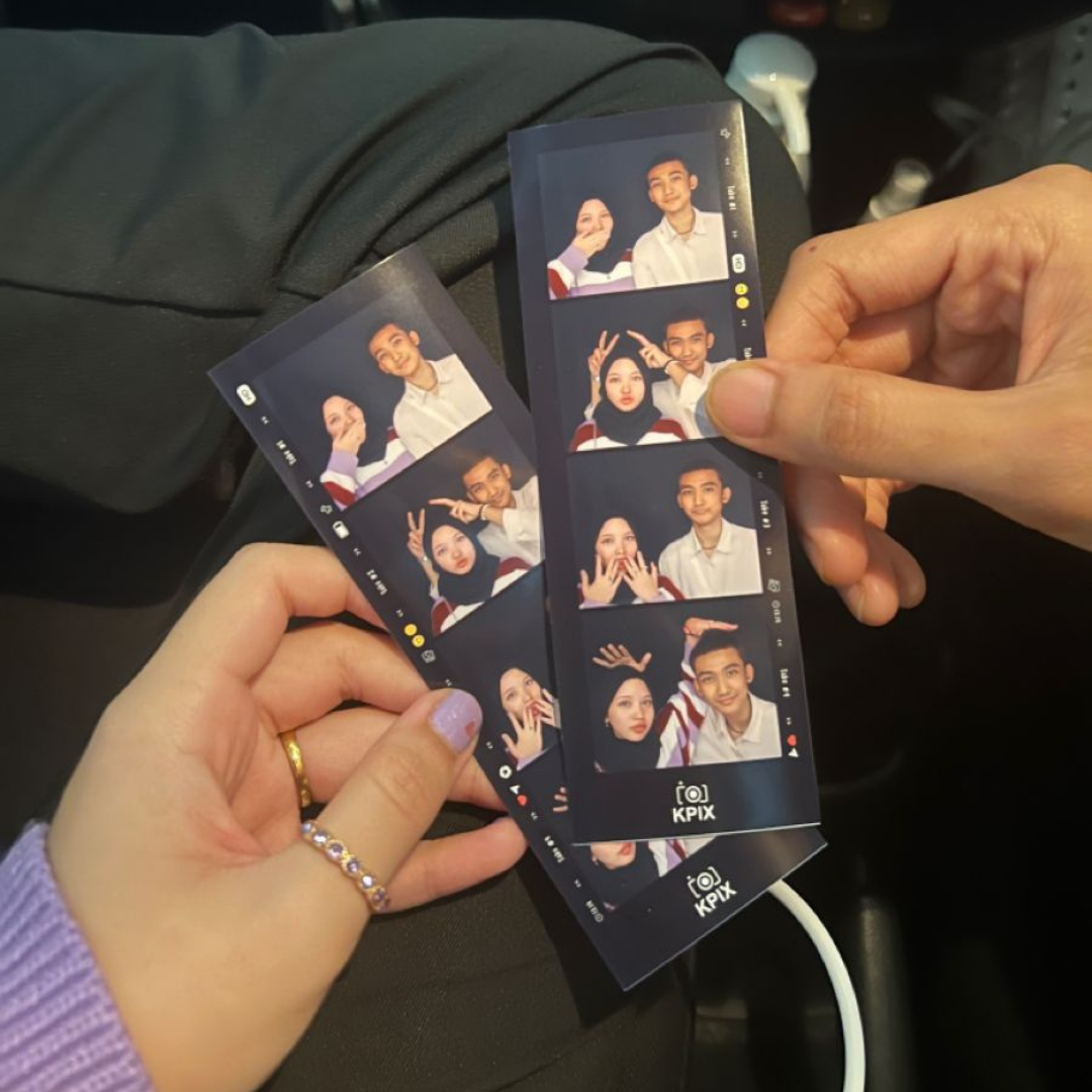 Vertical Film Strip (4 Photos)